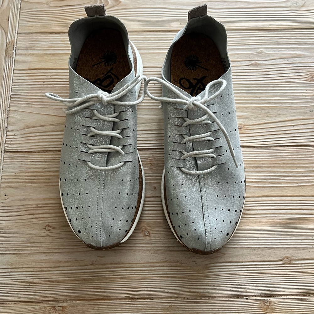 OTBT Alstead Perforated Sneakers Silver 9.5 — Lightweight Travel Shoe - Picture 2 of 5